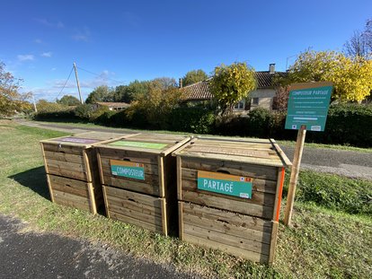 Le site de compostage de L'Honor-de-Cos (Léribosc) se compose de 3 composteurs en bois de 800 L : un composteur d'apport, un de maturation et une réserve de broyat