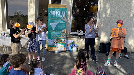 Remise du livre Les z'enfants presque zéro déchet aux élèves de Puycornet