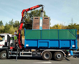 Collecte d'une colonne à déchets en camion grue