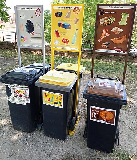 3 bacs de tri différents pour les manifestations : jaune pour les emballages, marron pour les biodéchets et noir pour les ordures ménagères